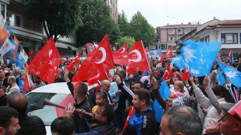 KIRKLARELİ’NDE VATANDAŞLAR SOKAĞA DÖKÜLDÜ, ERDOĞAN’IN ZAFERİNİ KUTLADI