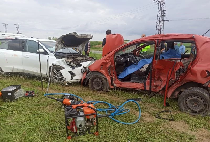 İKİ OTOMOBİL KAFA KAFYA ÇARPIŞTI: 1 ÖLÜ, 4 YARALI