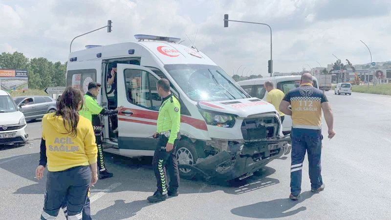 AMBULANSLA OTOMOBİL ÇARPIŞTI: 2 AMBULANS PERSONELİ YARALANDI