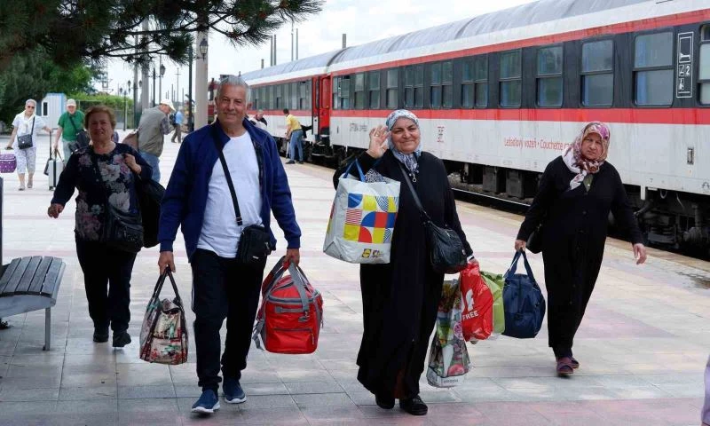 AKIN AKIN GELEN GURBETÇİLER, “TÜRKİYE’Yİ KISKANIYORLAR, ALMANYA DA ÇOK PAHALI”