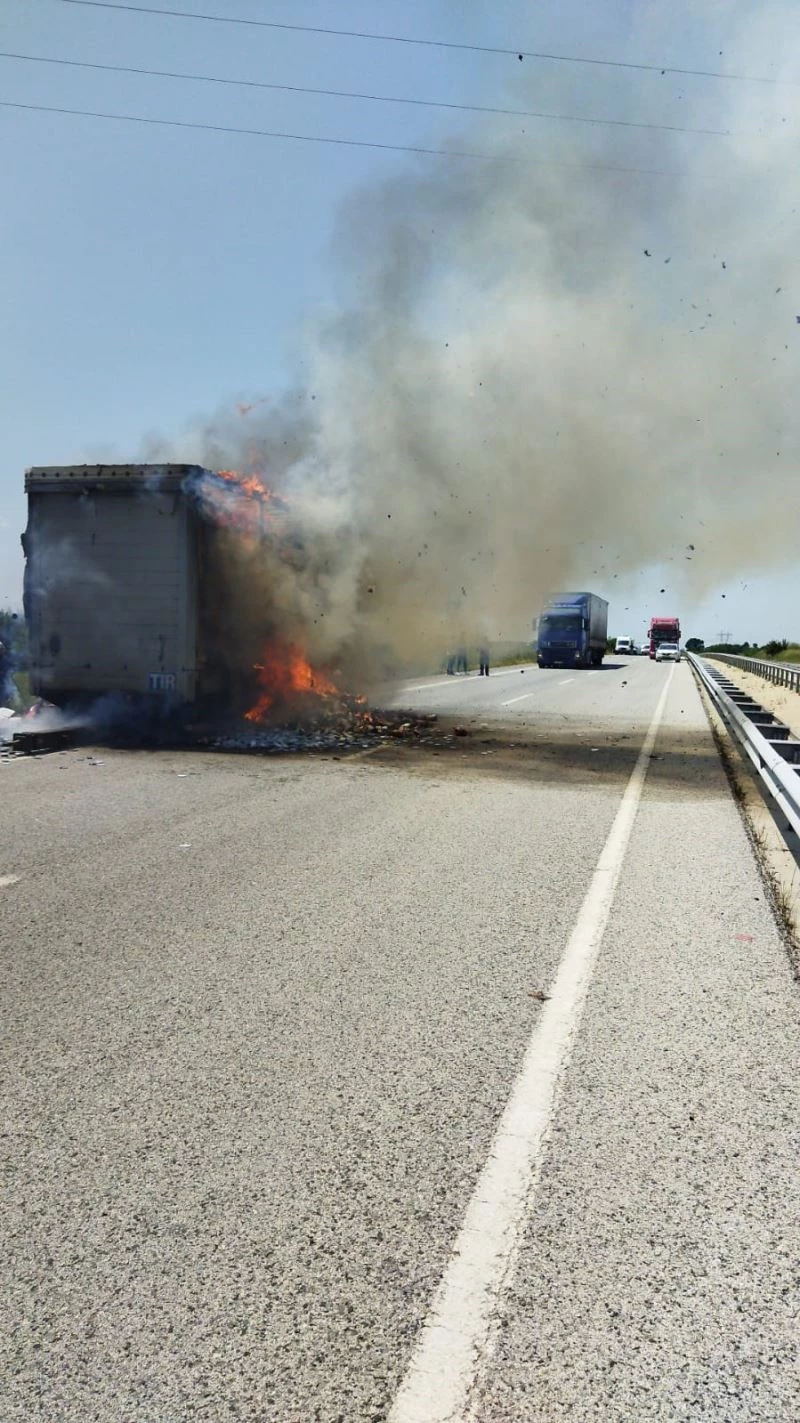 SEYİR HALİNDEKİ TIR ALEV ALDI, SÜRÜCÜ CANINI SON ANDA KURTARDI