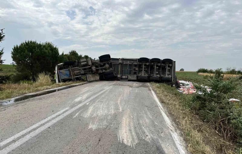 TEKİRDAĞ’DA DEVRİLEN TIRIN SÜRÜCÜSÜ YARALANDI