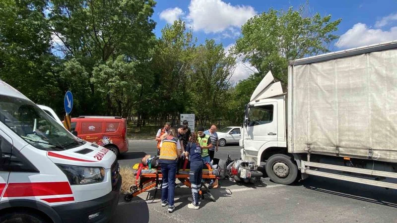 ÇORLU’DA MOTOSİKLET KAMYONUN ALTINA GİRDİ: 1 YARALI