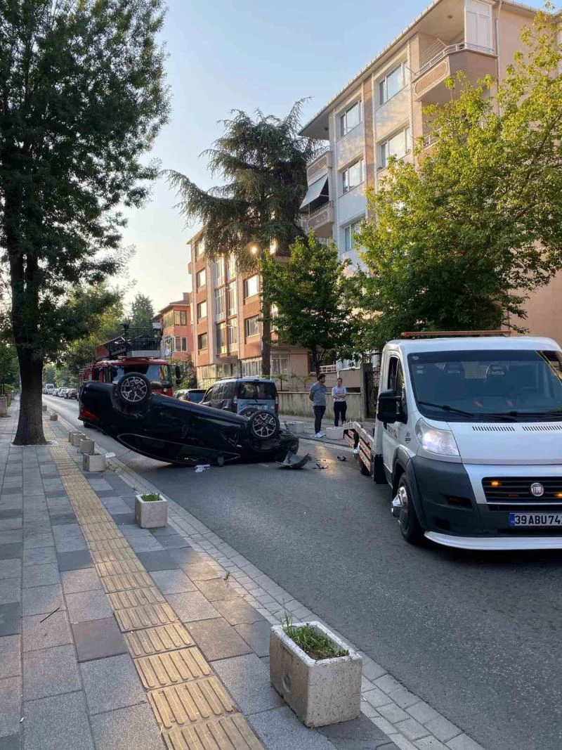 ALKOLLÜ SÜRÜCÜNÜN KULLANDIĞI OTOMOBİL HIZINI ALAMADI TAKLA ATTI