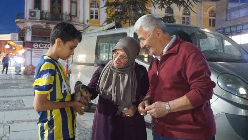 ÇOCUK İLE YAVRU ÖRDEĞİN DOSTLUĞU GÖRENLERİ HAYRETE DÜŞÜRÜYOR