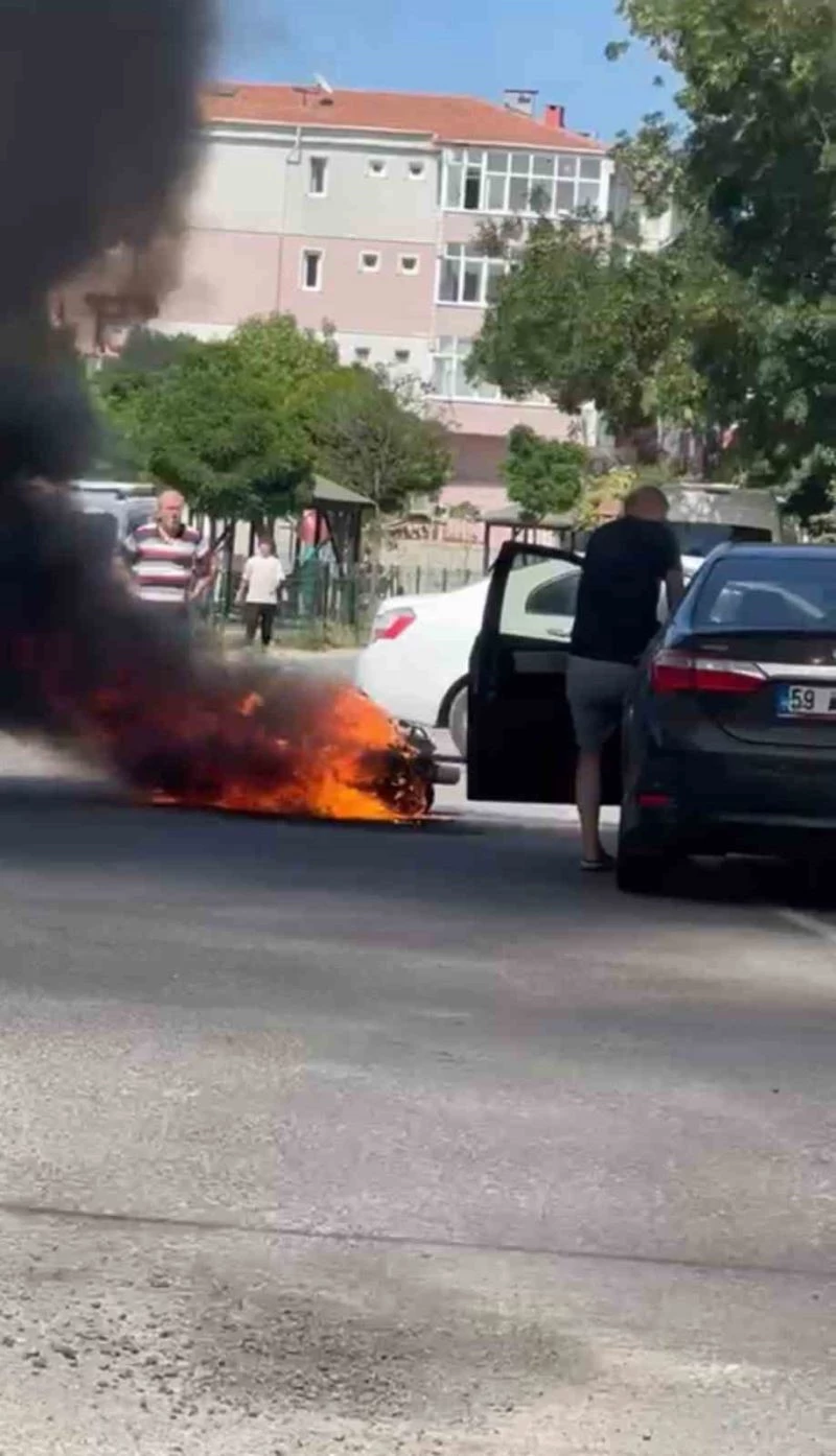 YOL ORTASINDA ALEV ALAN MOTOSİKLET PATLAYARAK YANDI KÜL OLDU