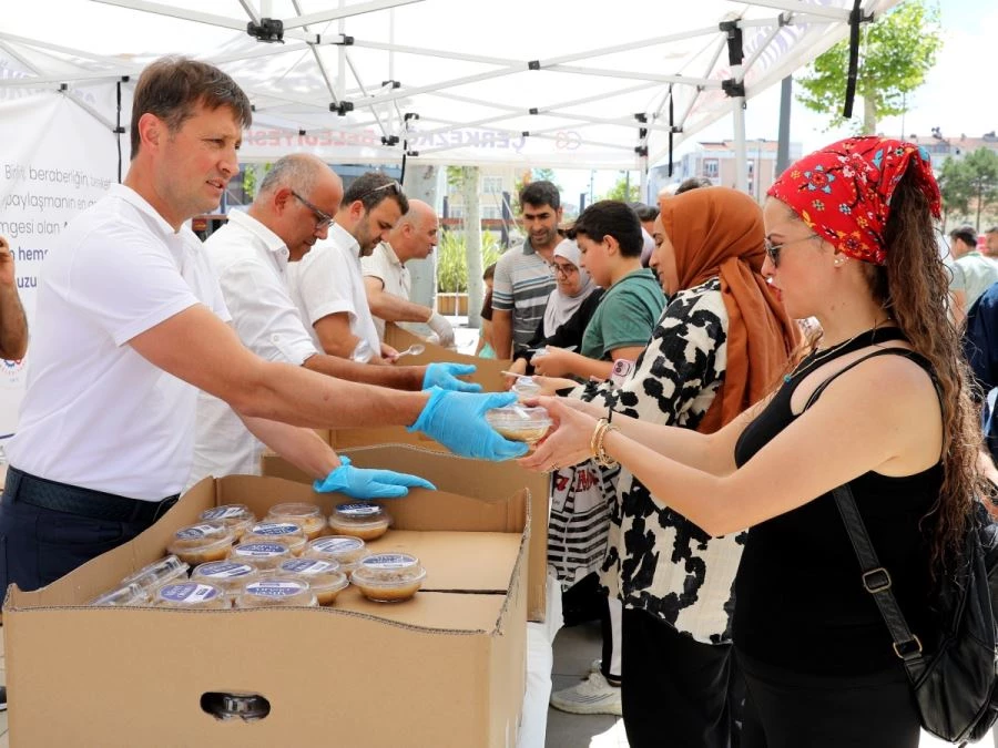 BAŞKAN AKAY AŞURE DAĞITTI