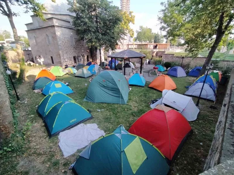 OTELLERDE YER BULAMAYAN GÜREŞ SEVDALILARI, MEYDANLARDA ÇADIRLARDA UYUDU