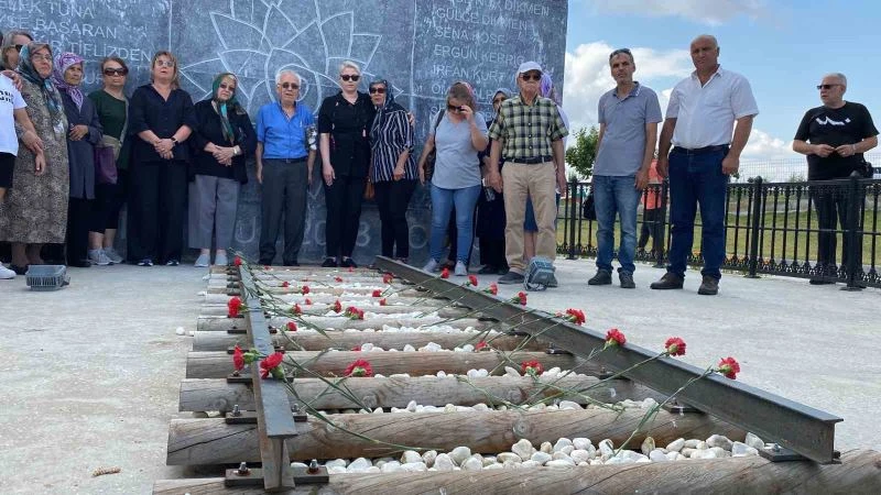 ÇORLU’DAKİ TREN KAZASINDA ÖLENLER İÇİN UZUNKÖPRÜ’DE RAYLARA KARANFİL BIRAKILARAK ANILDI