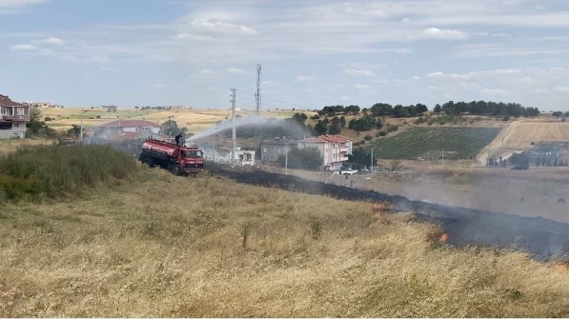 OTLUK ALANDA ÇIKAN YANGIN, EVLERE ULAŞMADAN SÖNDÜRÜLDÜ