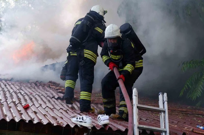 ÇOCUĞUN ÇAKMAKLA OYUNU EVİ KÜL ETTİ, AİLE GÖZYAŞLARI İÇİNDE KALDI