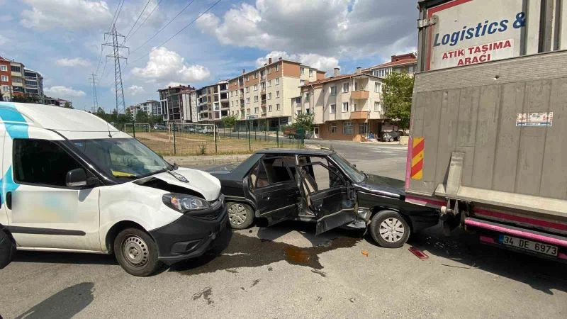 17 YAŞINDAKİ EHLİYETSİZ SÜRÜCÜ HABERSİZ ALDIĞI OTOMOBİLLE KAZA YAPTI: 2 YARALI