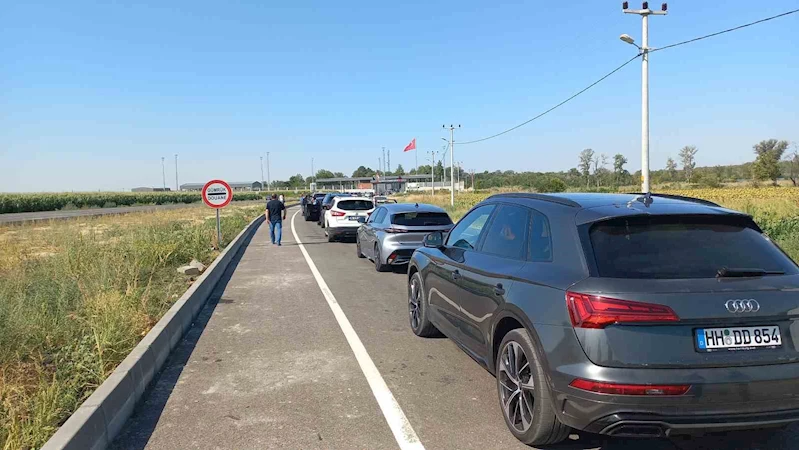 YUNANİSTAN’DAKİ YANGIN NEDENİYLE İPSALA’DAN GEÇEMEYENLER PAZARKULE’YE YÖNELDİ