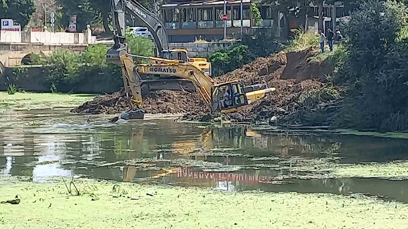 Tunca Nehri’ndeki kirliliği temizleyen iş makinaları balçıkta mahsur kaldı