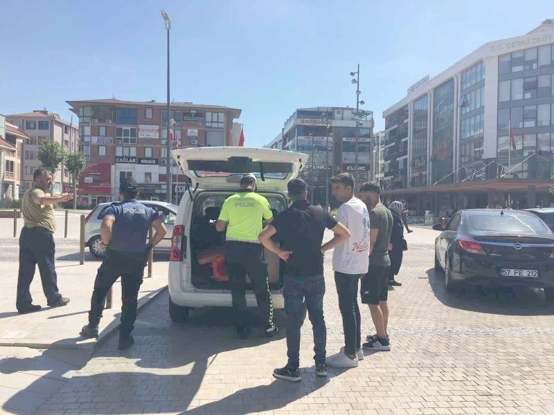 TEKİRDAĞ’DA MOTOSİKLETLİ KURYE YAYALARA ÇARPTI: 3 YARALI