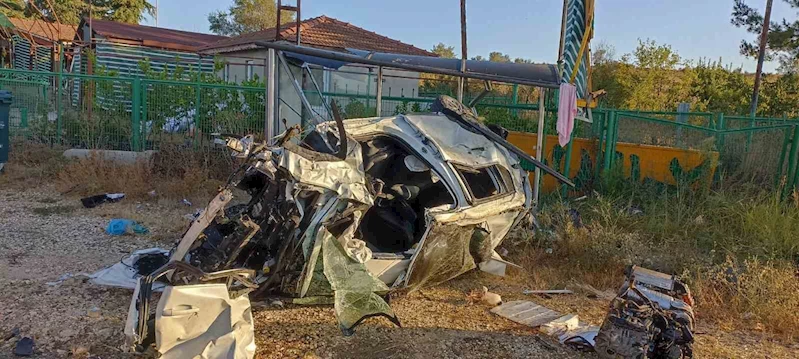 TEKİRDAĞ’DA TAKLA ATIP DURAĞA DALAN OTOMOBİLDE: 1 ÖLÜ, 1 AĞIR YARALI