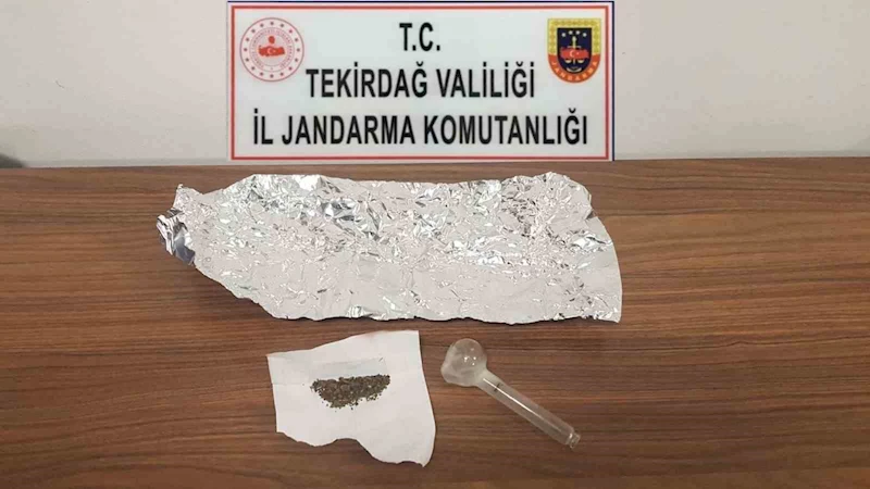 ŞÜPHELİ ARAÇTAN TABANCA VE UYUŞTURUCU ÇIKTI