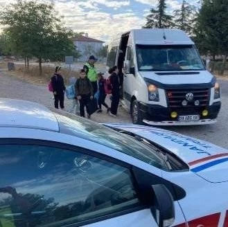 JANDARMA OKUL ÇEVRELERİNİ ABLUKA ALTINA ALDI: ÖĞRENCİLERİN KILINA BİLE ZARAR GELMEYECEK