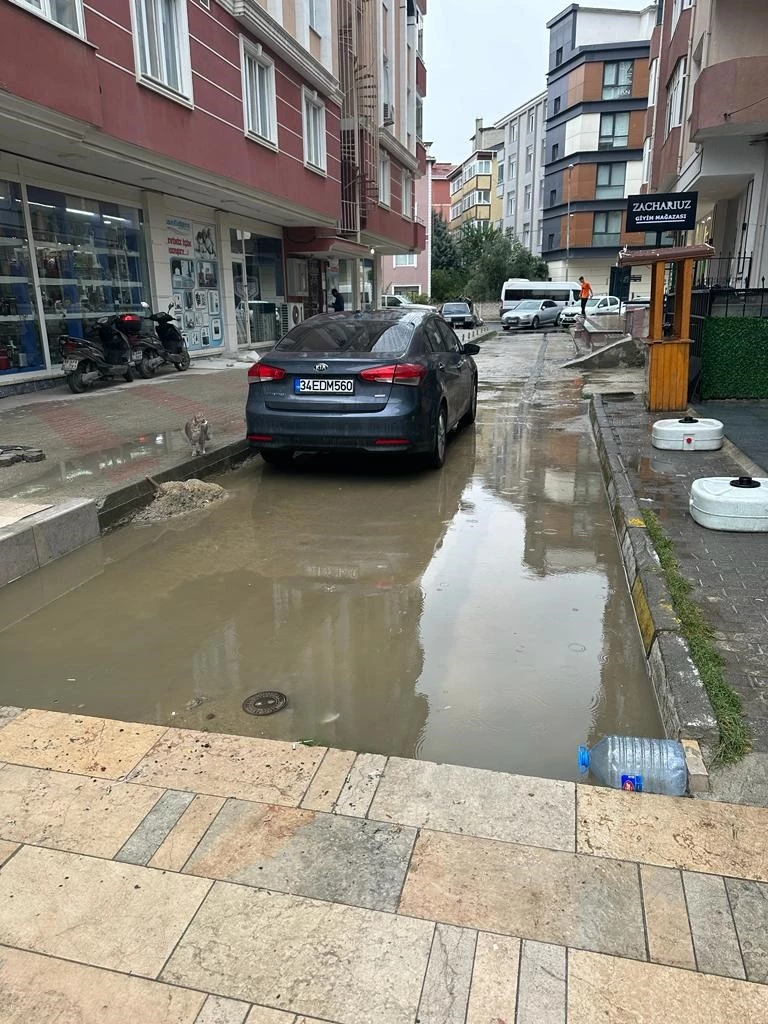 CADDE VE SOKAKLARI SU BASTI