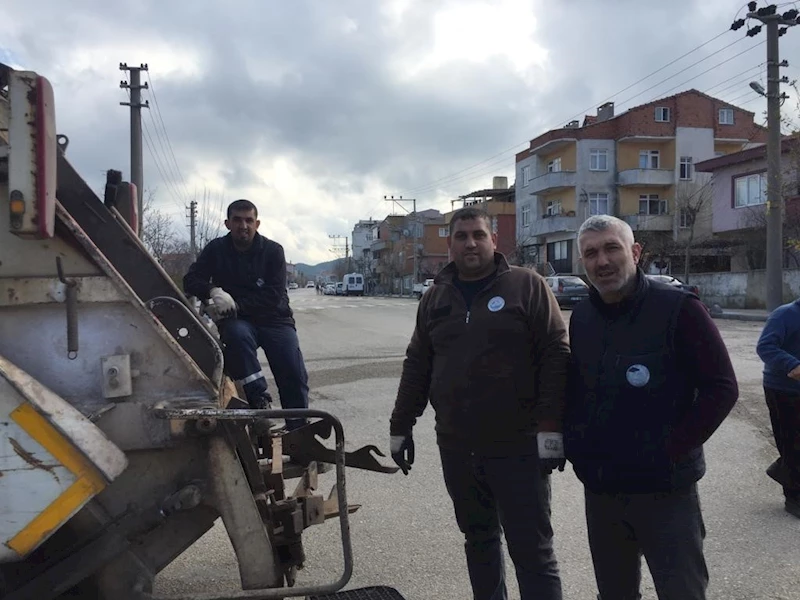 ÇÖP KONTEYNERİNE ATILAN 5 YAVRU KÖPEK TEMİZLİK PERSONELİNİN DİKKATİYLE KURTARILDI