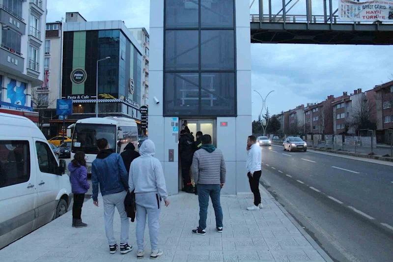 ÜST GEÇİT ASANSÖRÜNDE MAHSUR KALAN KADINI İTFAİYE KURTARDI