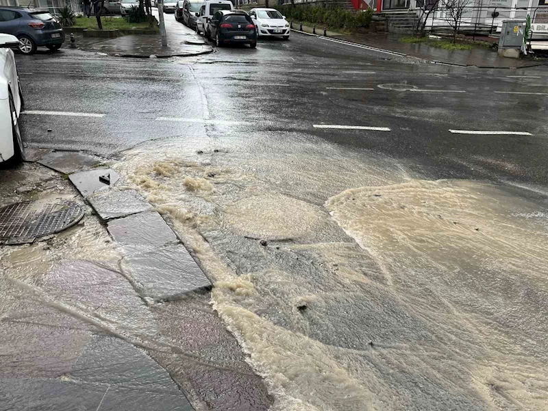 KANALİZASYON BORUSU PATLADI, CADDE GÖLE DÖNDÜ