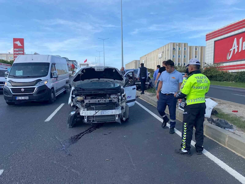 EL FRENİ ÇEKİLMEYEN OTOMOBİL YOLA ÇIKTI, KAZADA İKİ OTOMOBİL HURDAYA DÖNDÜ