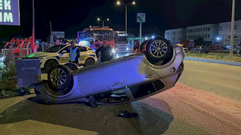 EDİRNE’DE KONTROLDEN ÇIKAN OTOMOBİL TAKLA ATTI: 2 YARALI