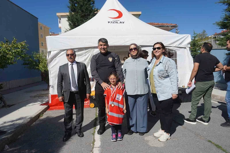 KAN BAĞIŞÇISI GETİREN ÖĞRENCİYE MADALYA VERİLİYOR