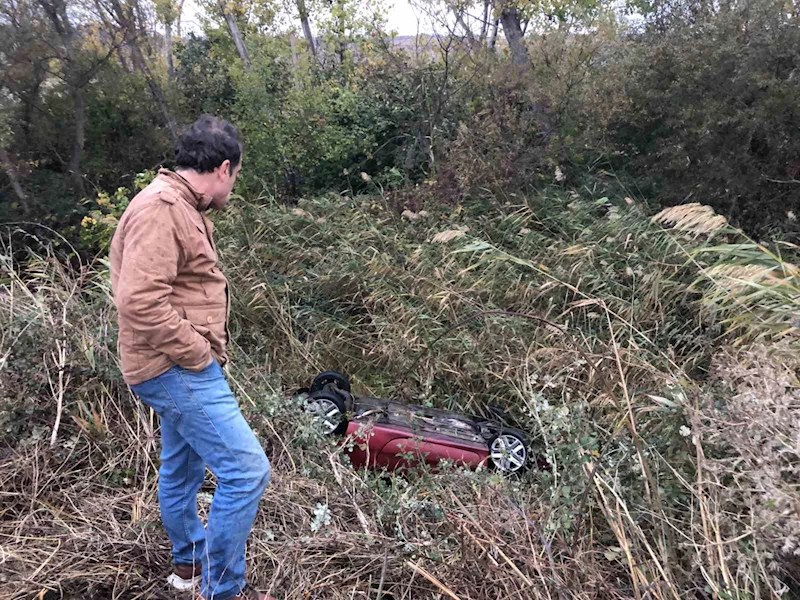 TAKLA ATARAK DEREYE UÇAN OTOMOBİLDEN BURNU BİLE KANAMADAN ÇIKTI