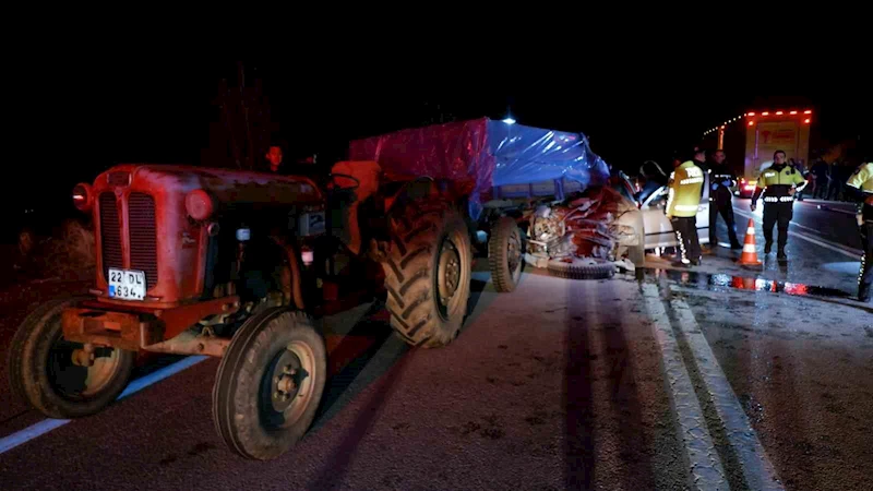 ARAÇTA SIKIŞAN SÜRÜCÜ HAYATINI KAYBETTİ, EŞİNİ KURTARMAK İÇİN İSE EKİPLER ZAMANLA YARIŞTI