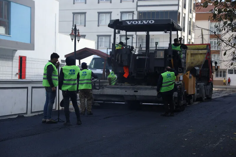 SICAK ASFALT VE KİLİT TAŞ YOL ÇALIŞMALARI DEVAM EDİYOR