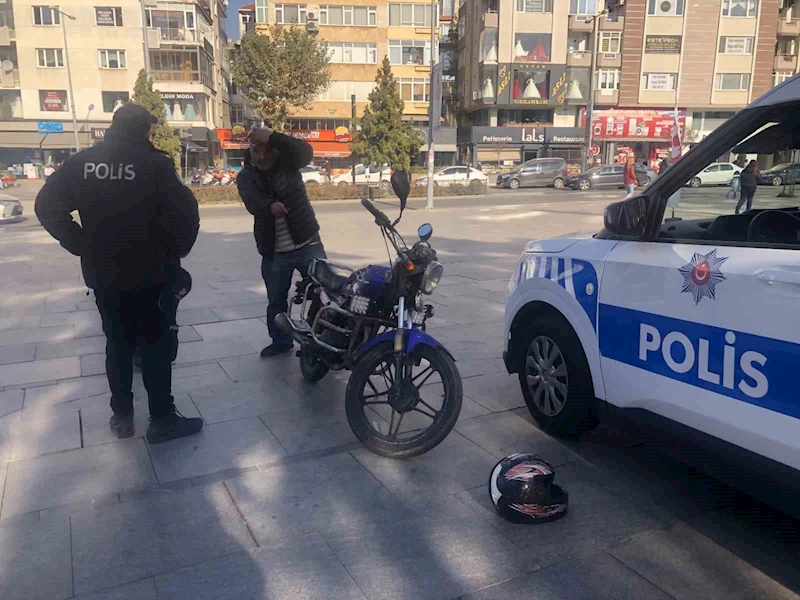 MOTOSİKLETLİYİ KASKIYLA DÖVDÜ, KANLAR İÇİNDE KALDI