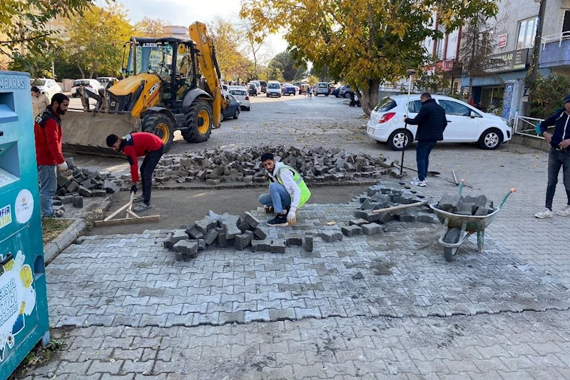 SÜLEYMANPAŞA’DA OLUMSUZ HAVA ŞARTLARINA RAĞMEN YOL ÇALIŞMALARI DEVAM EDİYOR