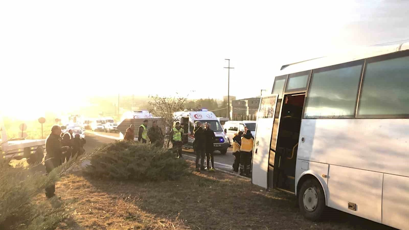 TEKİRDAĞ’DA KARŞI ŞERİDE GEÇEN OTOMOBİL SERVİSLE ÇARPIŞTI: 1 ÖLÜ, 10 YARALI