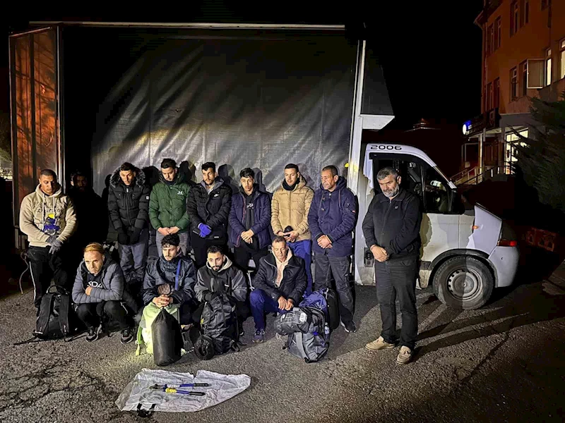 AVRUPA OTOYOLUNDA GÖÇMEN KAÇAKÇILIĞI OPERASYONU: 28 KAÇAK GÖÇMEN YAKALANDI