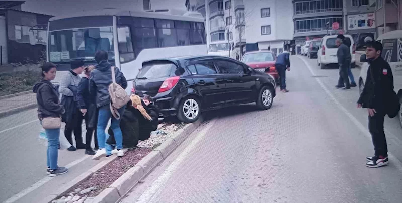 KEŞAN’DA EL FRENİNİ ÇEKMEYİ UNUTTUĞU OTOMOBİL KENDİSİNE ÇARPTI