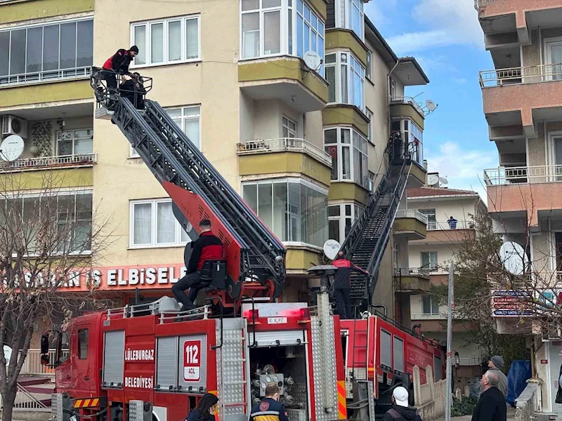 LÜLEBURGAZ’DA APARTMAN DAİRESİ YANGINI: PANİK YAŞAYAN VATANDAŞLAR İTFAİYE MERDİVENLERİYLE İNDİRİLDİ