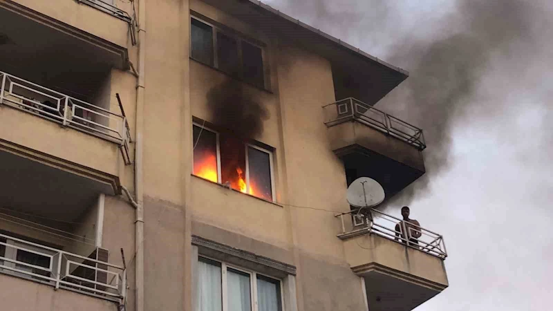 ÇORLU’DA APARTMAN YANGINI: BALKONDA MAHSUR KALAN ŞAHSI İTFAİYE KURTARDI