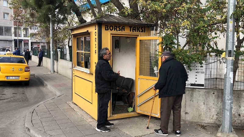 TAKSİCİDEN DURAK CAMINI KIRAN MAGANDALARA TEPKİ