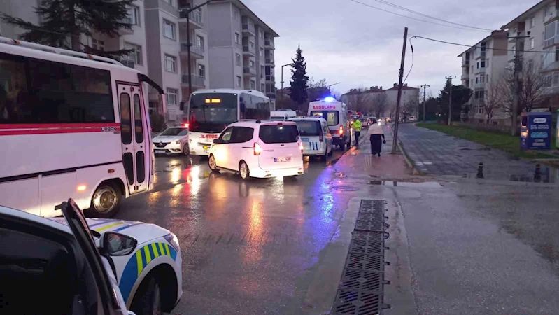 SABAH SAATLERİNDE ETKİLİ OLAN SAĞANAK YAĞIŞ BERABERİNDE KAZALARI GETİRDİ