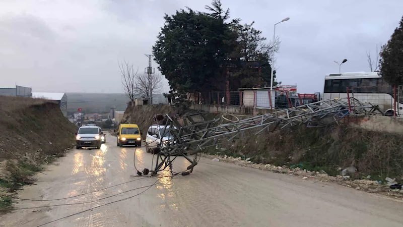 ELEKTRİK DİREĞİ DEVRİLDİ, FABRİKALARA GİDEN YOL KAPANDI