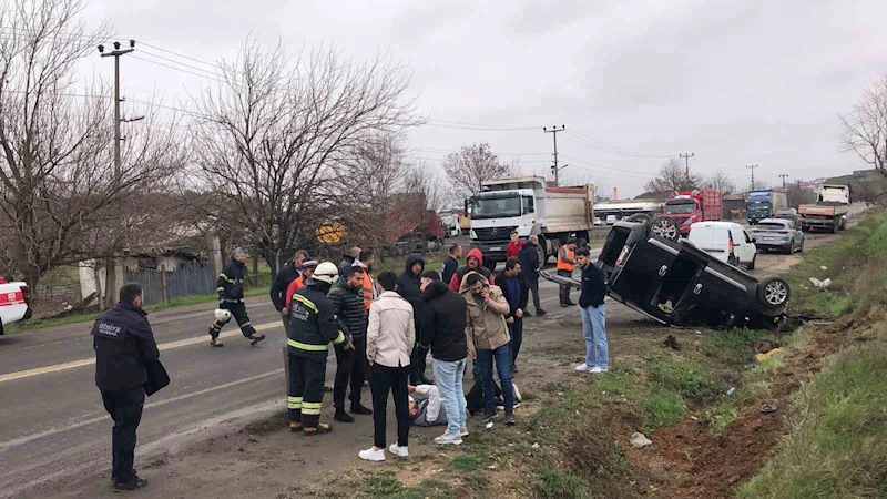 TEKİRDAĞ’DA VİRAJDA KAYAN ARAÇ TAKLA ATTI: 2 YARALI