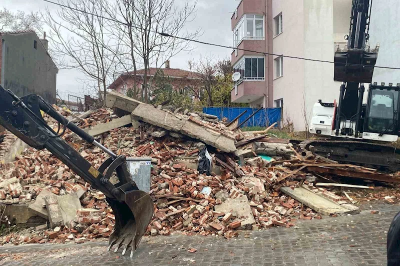 TEKİRDAĞ’DA METRUK BİNALARIN YIKIMINA BAŞLADI