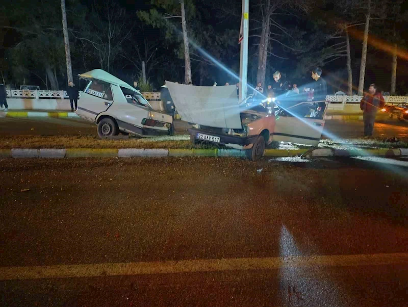 AYDINLATMA DİREĞİNE ÇARPAN OTOMOBİL İKİYE BÖLÜNDÜ: 2 AĞIR YARALI