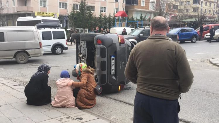 ÇERKEZKÖY’DE KORKUTAN KAZA: OTOMOBİL YAN YATTI, SÜRÜCÜ ŞOKA GİRDİ