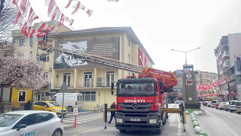 SEÇİM İÇİN ASILAN AFİŞ, POSTER VE BAYRAKLAR KALDIRILDI