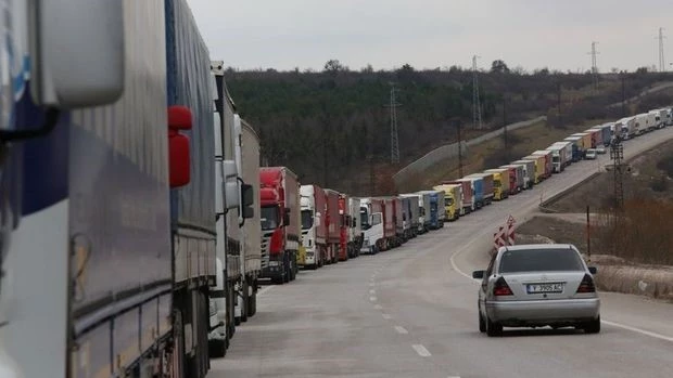 KAÇAK GÖÇMENLER TIR İLE BİRLİKTE KARAKOLA GÖTÜRÜLDÜ