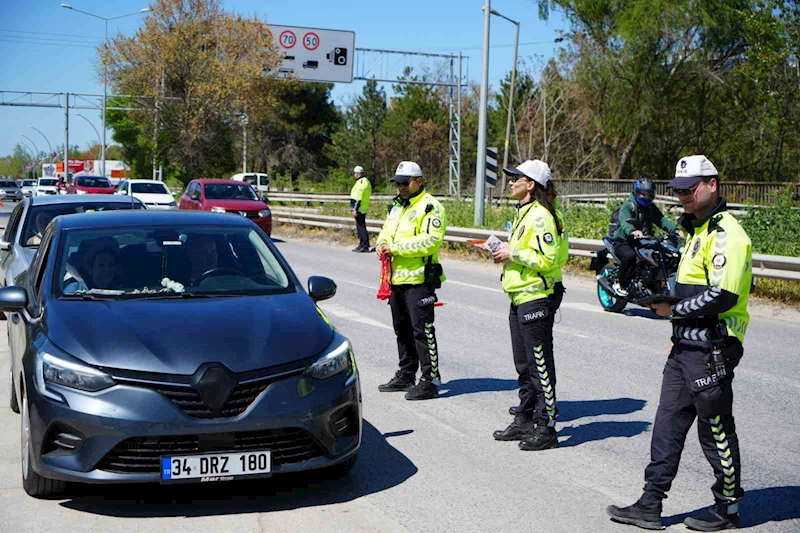 TRAFİK POLİSLERİ SÜRÜCÜLERİN BAYRAMINI KUTLADILAR