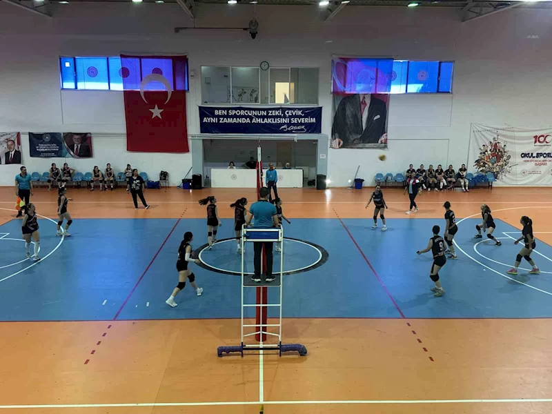 KIZLAR VOLEYBOLDA KAZANAN MURATLI